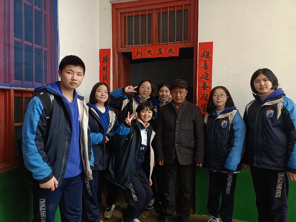 图3组织学生志愿者服务特困空1巢老人.jpg 图3组织学生志愿者服务特困空1巢老人.jpg